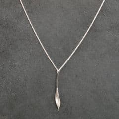 colletteWAUDBY medium slim leaf pendant in silver